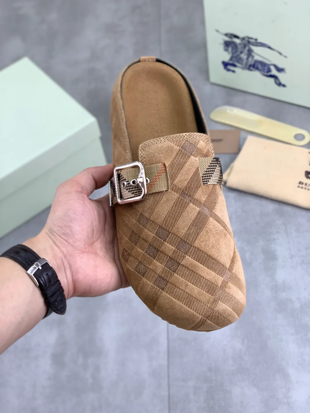 Men's Men's Shoes 💰P620 💰【New Style】Top Version 🆘【Burberry】New Burberry Slippers are on the market with perfect workmanship! 🔥Perfect shape and top quality🙈Non-slip and wear-resistant high-end rubber outsole👣Versatile and comfortable shoes, standard size: 39-45 (38 46 customized) 5️⃣colors available Top-quality packaging
